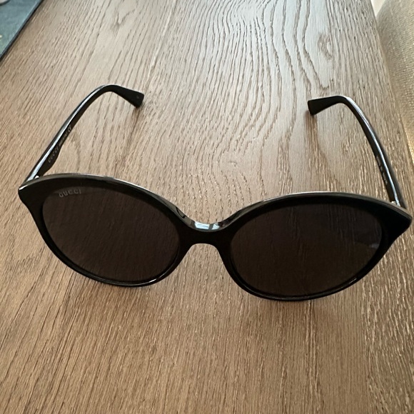 Gucci Black Sunglasses. GG0257S - Picture 9 of 12
